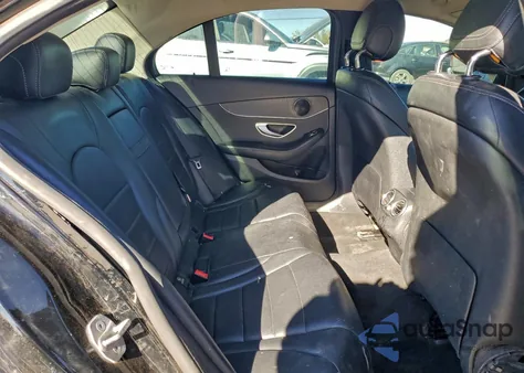 2017 Mercedes-Benz C 300 z USA, uszkodzony, nr VIN 55SWF4JB1HU217469